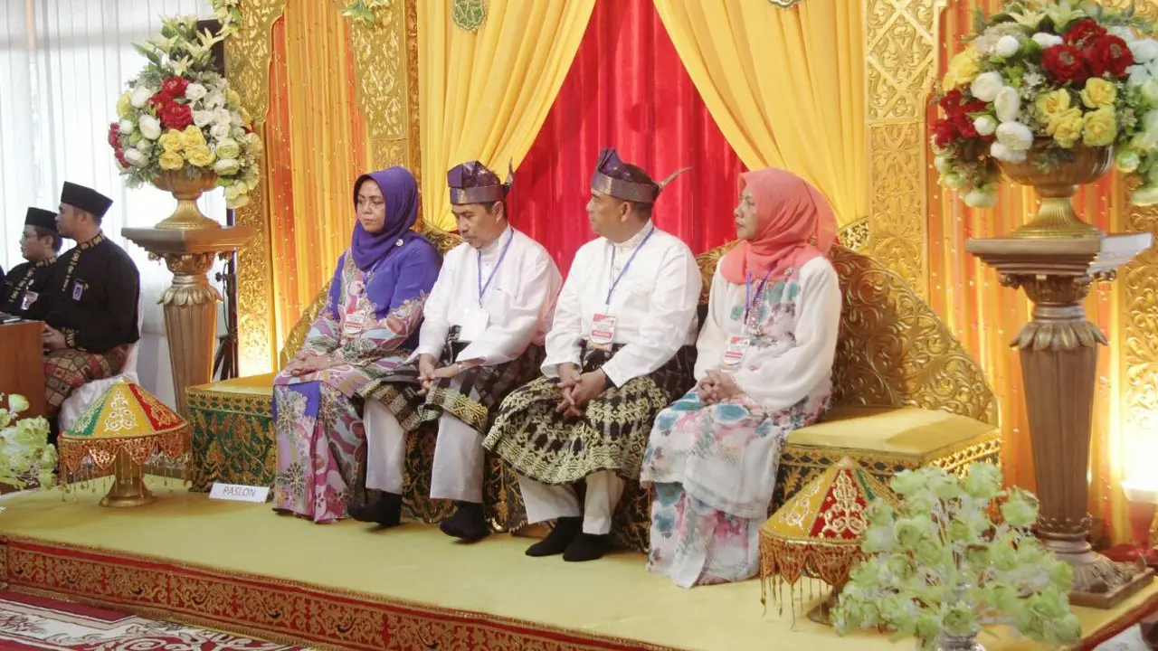 Syamsuar-Edy Nasution merupakan cagub dan cawagub yang duduk pertama kali di pelaminan KPU Riau, pada Senin 8 Januari 2018. (Liputan6.com/M SYukur)
