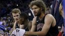 Ekspresi pemain Chicago Bulls, Robin Lopez berada pada bangku cadangan saat melawan Warriors pada laga NBA basketball game di Oracle Arena, Oakland, (24/11/2017). Warriors menang 143-94. (AP/Jeff Chiu)