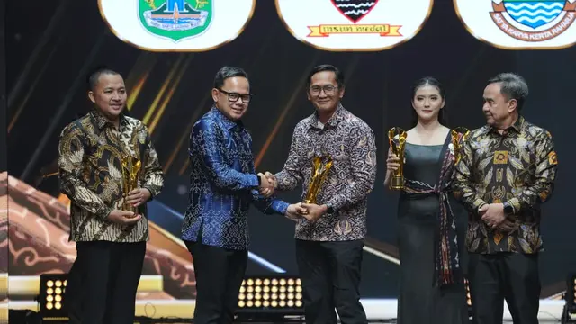 Wamendagri Bima Arya Sugiarto menyerahkan penghargaan.