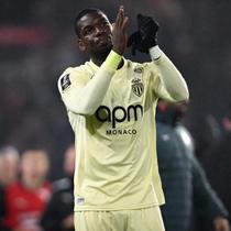 Gelandang Monaco asal Prancis #08, Paul Pogba, memberi isyarat di akhir pertandingan Liga 1 Prancis antara Stade Rennais FC dan AS Monaco di stadion Roazhon Park di Rennes, Prancis barat, pada 22 November 2025. (Lou BENOIST/AFP)