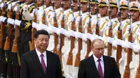 Presiden Rusia Vladimir Putin didampingi Presiden China Xi berjalan bersama saat upacara penyambutan di Aula Besar Rakyat di Beijing, China (8/6). Xi menambahkan, kedua negara juga saling mendukung kepentingan masing-masing. (AFP/Pool/ Greg Baker)