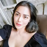 Jessica Iskandar mengunggah beberapa potret terbaru dirinya selfie. Ini merupakan momen di mana ia tampil setelah melakukan operasi hidung. Foto: Instagram.