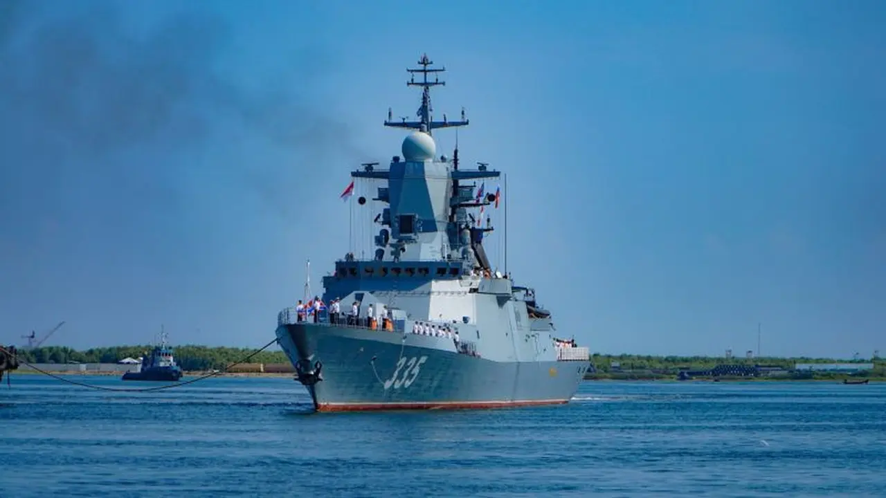 Kapal korvet Gromky-335 yang menjadi bagian dari Armada Pasifik Angkatan Laut (AL) Federasi Rusia tiba di Jakarta, Minggu (29/3/2026). (Kedutaan Besar Rusia di Jakarta)
