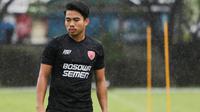 Nurhidayat Haji Haris mengikuti sesi latihan PSM Makassar di Lapangan Bosowa Sports Centre, Jumat (12/3/2021). (Bola.com/Abdi Satria)