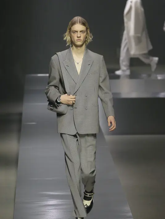 Outerwear diasumsikan dalam volume couture dengan bahu yang turun dan lengan Dolman, kerah tajam, dan kancing tertutup. Hal-hal yang menjadi keahlian FENDI. Foto: Document/FENDI.