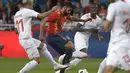 Striker Spanyol, Diego Costa, berusaha melewati gelandang Swiss, Valon Berhami, pada laga persahabatan di Stadion La Ceramica, Vila-real, Minggu (3/6/2018). Kedua negara bermain imbang 1-1. (AFP/Jose Jordan)