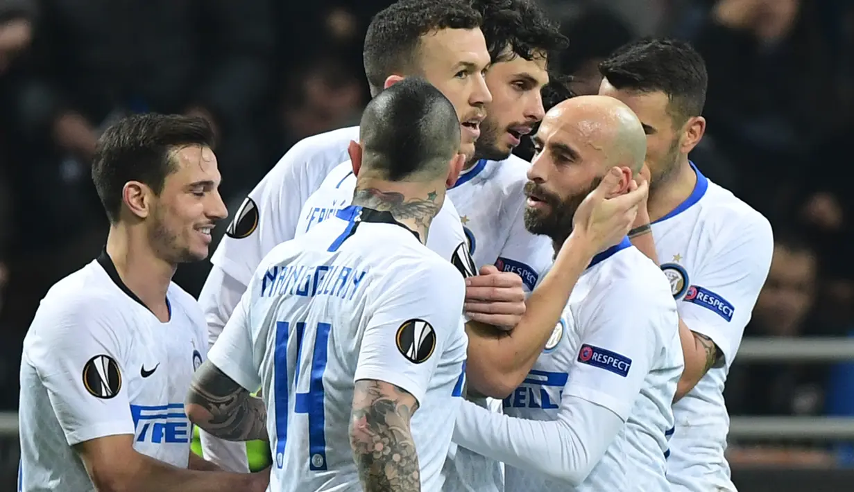 Selebrasi gol pemain Inter Milan pada leg 2, babak 16 besar Liga Europa yang berlangsung di stadion Giuseppe Meazza, Milan, Jumat (22/2). Inter Milan menang 4-0 atas rapid Wien. (AFP/Miguel Medina)