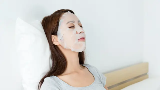 Sheet Mask Harusnya Bikin Wajah Terawat Tapi Malah Jerawatan, Kok Bisa?