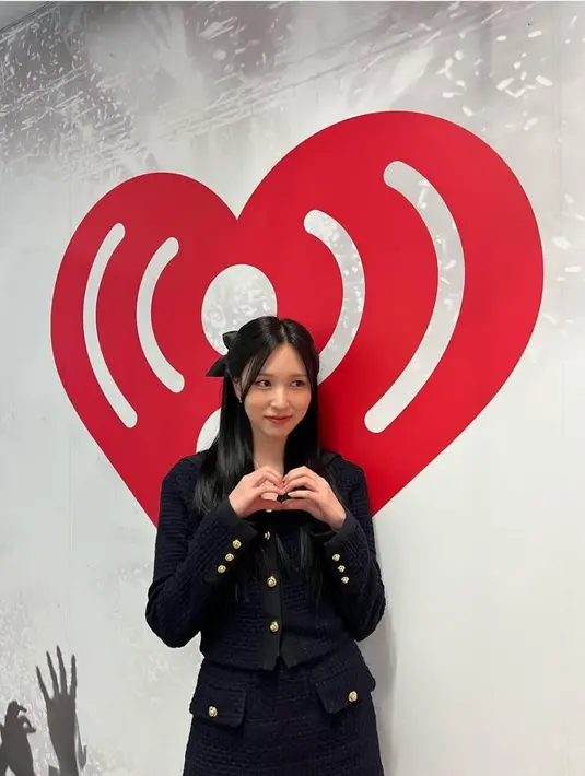 Ingin terlihat feminim? Kamu bisa mencoba gaya rambut half bun yang pernah dilakukan oleh Mina Twice. Jika ingin terlihat sedikit mencolok, kamu bisa menambahkan pita supaya lebih cute. [@mina_sr_my]