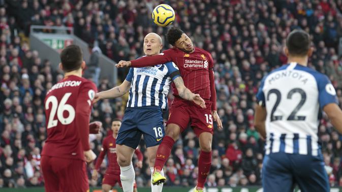 Gelandang Liverpool, Alex Oxlade-Chamberlain berebut bola udara dengan gelandang Brighton and Hove Albion, Aaron Mooy pada pertandingan lanjutan Liga Inggris di Stadion Anfield (30/11/2019). Liverpool menang tipis atas Brighton 2-1. (AP Photo/Jon Super)