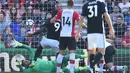 Proses terjadinya gol oleh striker Manchester United, Romelu Lukaku, ke gawang Southampton pada laga Premier League di Stadion St Mary's, Sabtu (23/9/2017). Manchester United menang 1-0 atas Southampton. (AFP/Glyn Kirk)