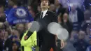 Antonio Conte  berjalan serta menatap pita biru yang berjatuhan saat perayaan kemenangan lusai melawan Watford pada laga Premier League di Stamford Bridge stadium, London, (15/5/2017). Chelsea menang 4-3. (AP/Tim Ireland)