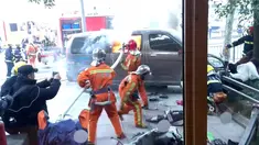 Petugas pemadam kebakaran memadamkan api dari sebuah van yang tiba-tiba menabrak para pejalan kaki di trotoar daerah sibuk di Shanghai, China, Jumat (2/2). Sebanyak 18 orang luka-luka dan tiga di antaranya berada dalam kondisi kritis. (AP Photo)