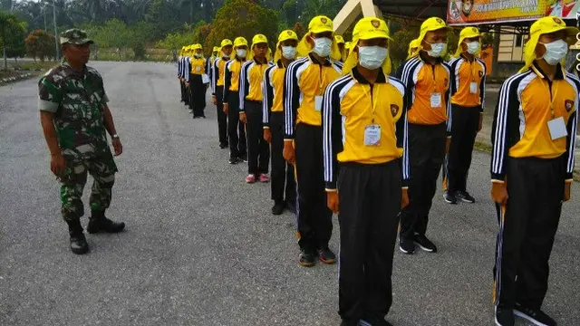 Calon pasukan pengibar bendera di Pelalawan latihan menggunakan masker karena kabut asap.