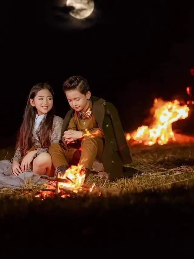 Potret gemas Khanh Linh dan Cao Huu Nhat menirukan adegan dari ‘Crash Landing On You’