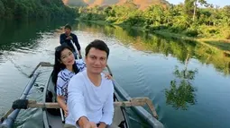 Berkeliling sungai di pagi hari. Titi Kamal dan Christian Sugiono berfoto di atas perahu (Liputan6.com/IG/titi_kamall)