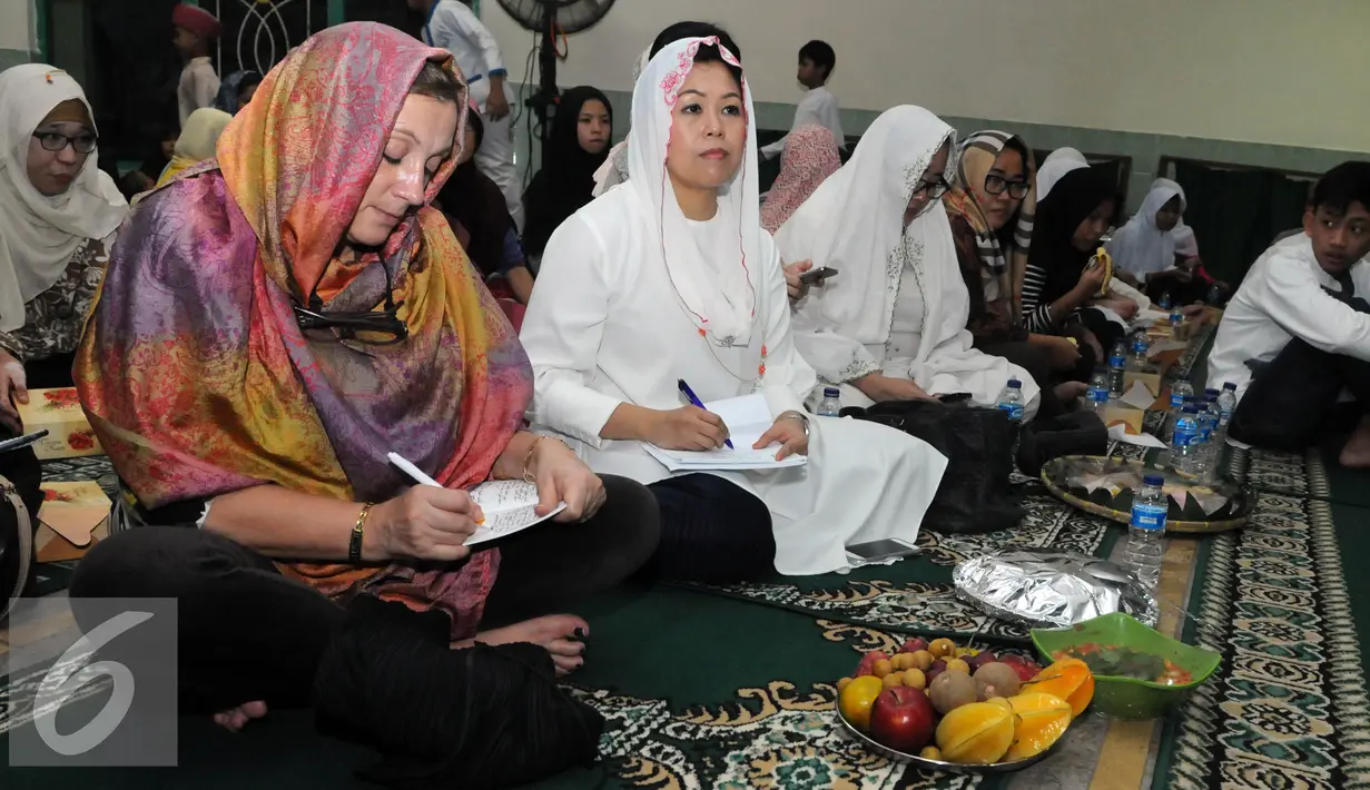 Yenny Wahid (kedua kiri) mengikuti kajian Ramadan "Peran Islam untuk Perdamaian Indonesia, Jakarta, Selasa (28/6). Pembicara kajian tersebut Ali Imron dan Jumu Tuani. (Liputan6.com/Helmi Afandi)