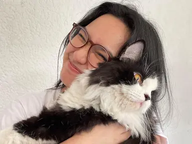 Pemilik nama lengkap Rachel Amanda Aurora ini memang cantik memesona meski tanpa makeup. Seperti saat ia terlihat natural dengan memeluk dengan sayang kucing peliharaanya. Wajah usai bangun pun terlihat dan penampilan seperti itu tetap membuat Rachel Amanda terlihat menawan. (Liputan6.com/IG/@auroramanda95)