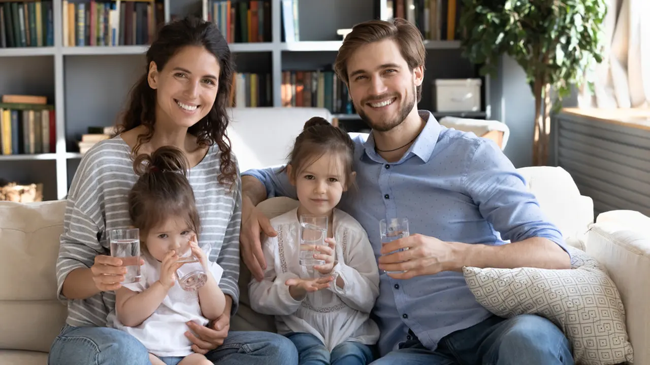 5 Cara Ampuh Agar Anak dan Keluarga Rajin Minum Air Mineral