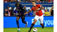  Pemain baru Manchester United, Memphis Depay berusaha melewati hadangan pemain PSG, Blaise Matuidi pada laga International Champions Cup 2015 di Soldier Field, AS, Kamis (30/7) pagi WIB. (USA Today Sports/Reuters/Mike Di Novo)