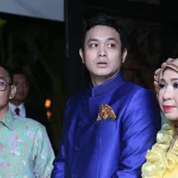 Hari Kemerdekaan Republik Indonesia dirayakan oleh masyarakat Indonesia dengan berbagai macam. Hari bersejarah bagi bangsa Indonesia itu, juga dimanfaatkan oleh Gilang Dirga melamar kekasihnya, Adiezty Fersa. (Nurwahyunan/Bintang.com)