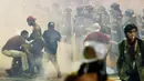Pengunjuk rasa menghindari gas air mata saat demo di daerah Charlotte, North Carolina, AS, Rabu (21/9). Pengunjuk rasa protes atas penembakan pria kulit hitam yang dilakukan oleh polisi. (REUTERS/Jason Miczek)