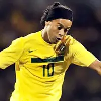 Bintang Timnas Brasil Ronaldinho tengah beraksi pada laga persahabatan kontra Ghana di Craven Cottage, London, 5 September 2011. AFP PHOTO/GLYN KIRK