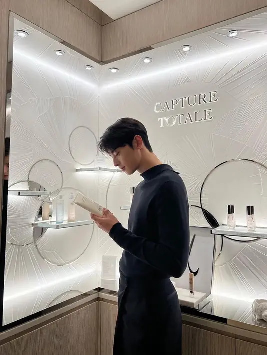 Dior Capture Totale Serum sendiri merupakan bagian dari lini skincare anti-aging Dior, Capture Totale. [instagram/eunwo.o_c]