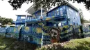 Eksterior rumah milik sepasang suami istri, Nancy Nemhauser dan Lubomir Jastrzebski di Mount Dora, Florida, 18 Juli 2018. Mereka dikenakan hukuman denda sebesar US$10 ribu sekaligus diminta untuk mengganti lukisan mural di rumah tersebut. (AP/John Raoux)
