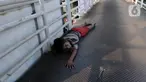 Seorang anak tertidur di Jembatan Penyebrangan Orang (JPO) kawasan Glodok, Jakarta Sabtu (22/7/2023). Berdasarkan data penyandang masalah kesejahteraan sosial anak jalanan yang dipublikasikan oleh Kementerian Sosial pada tahun 2012, jumlah anak jalanan di Indonesia mencapai angka 135.598 ribu jiwa. (merdeka.com/Imam Buhori)