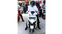 Presiden Jokowi menunggangi motor listrik Gesits. (Instagram @jokowi)