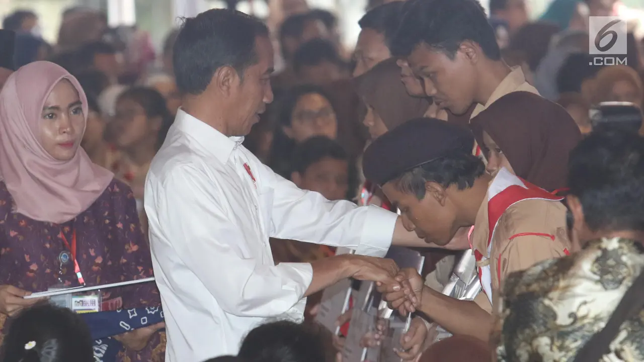 Jokowi Bagikan KIP