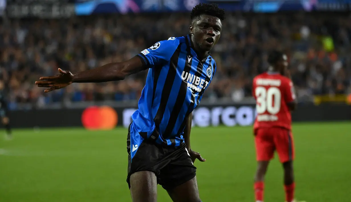 Abakar Loubadhe Sylla. Bek tengah Pantai Gading berusia 19 tahun ini didatangkan Club Brugge pada awal musim 2022/2023 dari sesama klub Liga Belgia, Club NXT. Ia langsung mencetak gol dalam laga debutnya bersama Club Brugge di Liga Champions musim 2022/2023. Gol tunggalnya membawa Club Brugge menang 1-0 atas tamunya Bayer Leverkusen di fase Grup B (7/9/2022). (AFP/John Thys)