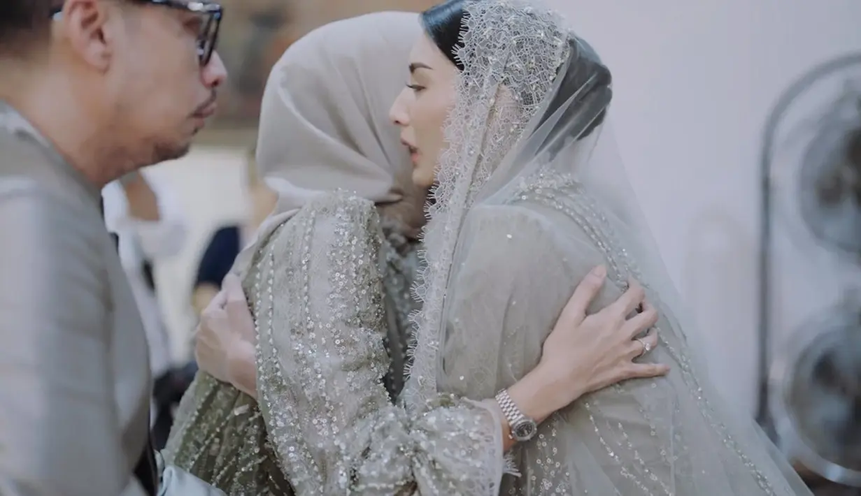 Dalam video tersebut, ia menyematkan  keterangan telah menemukan pria tanpa alasan. "Menemukan seseorang yang akan mencintai Anda tanpa alasan dan menghujani orang itu dengan alasan, itulah kebahagiaan tertinggi," tulisnya dalam bahasa Inggris. [Instagram/tyasmirasih]