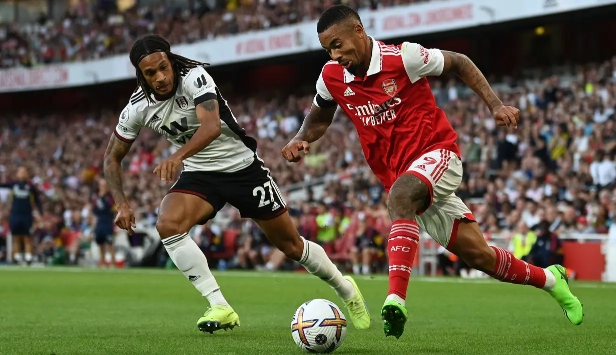 Gabriel Jesus didatangkan oleh Arsenal pada musim ini dari Manchester City seharga 50 juta. Harga yang terbilang mahal itu mampu dibayar tuntas dengan penampilan memukau Jesus. Pria berkebangsaan Brasil tersebut tercatat telah mencetak lima gol dan empat assist dalam 10 pertandingannya di Liga Inggris. (AFP/Glyn Kirk)