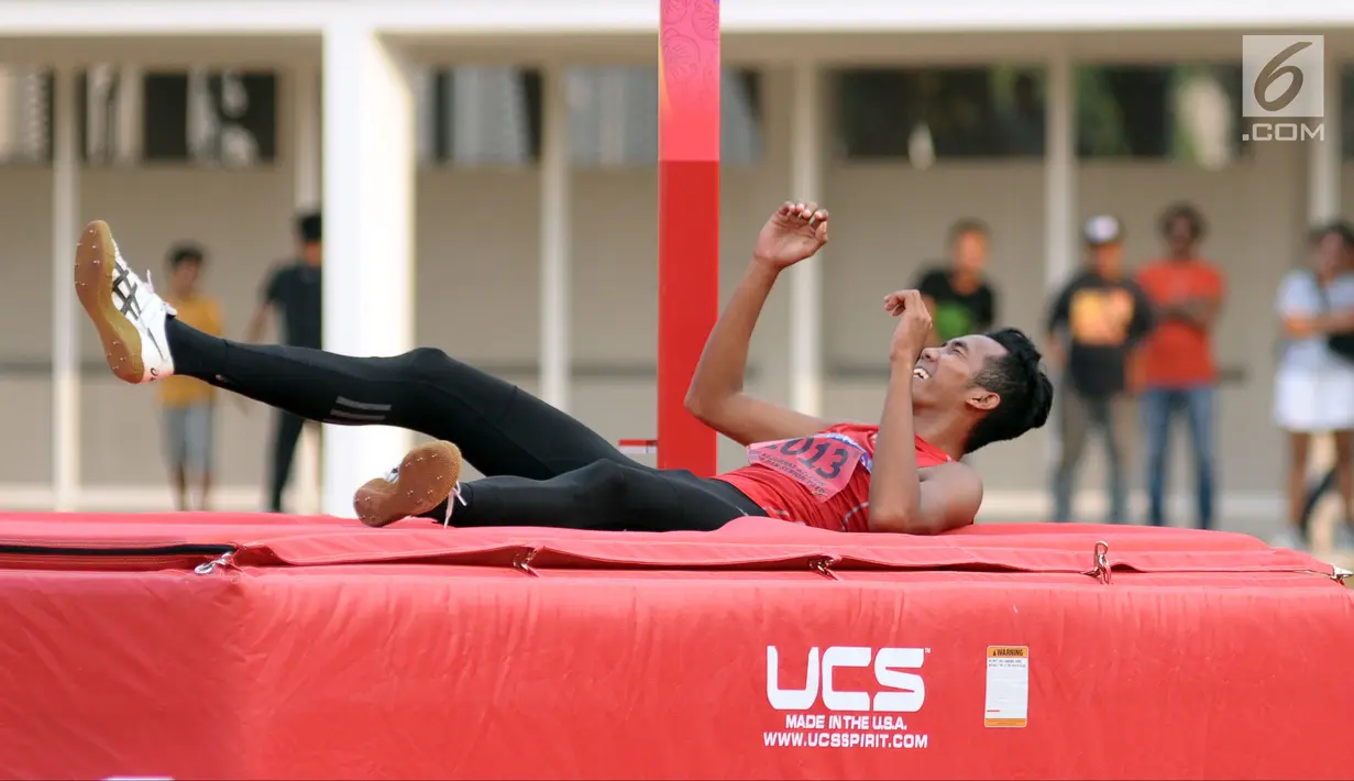 Atlet lompat tinggi putra DKI Jakarta, Rizky Ghusyafa meluapkan ekspresi saat gagal melakukan lompatan pemecahan rekor setinggi 2,16 meterpada Kejurnas Atletik di Stadion Madya Senayan, Jakarta, Selasa (8/5).(Liputan6.com/Helmi Fithriansyah)