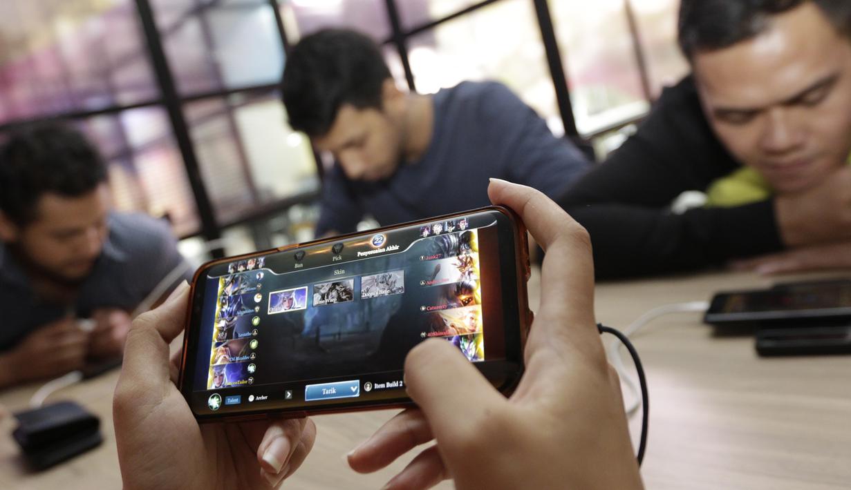 Karyawan KLY yang tergabung dalam Jakartans tanding Arena of Valor (AOV) pada laga penyisihan The Battle of Youniverse di KLY Lounge, Jakarta, Rabu (5/12). Jakartans sebagai pemenang akan menantang tim AOV profesional. (Bola.com/Vitalis Yogi Trisna)