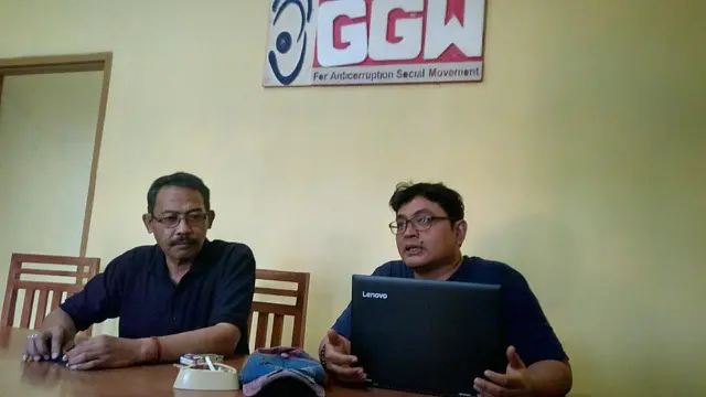 Koordinator Garut Governance Watch (GGW) Agus Gandhi saat memberikan keterangan di kantornya.