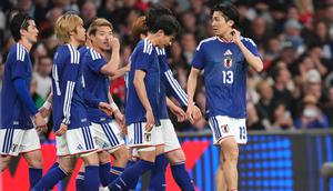 Skuad Timnas Jepang merayakan golnya ke gawang Timnas Inggris di laga uji coba di Stadion Wembley, Rabu (01/4/2026) dini hari WIB. (AP Photo/Kirsty Wigglesworth)