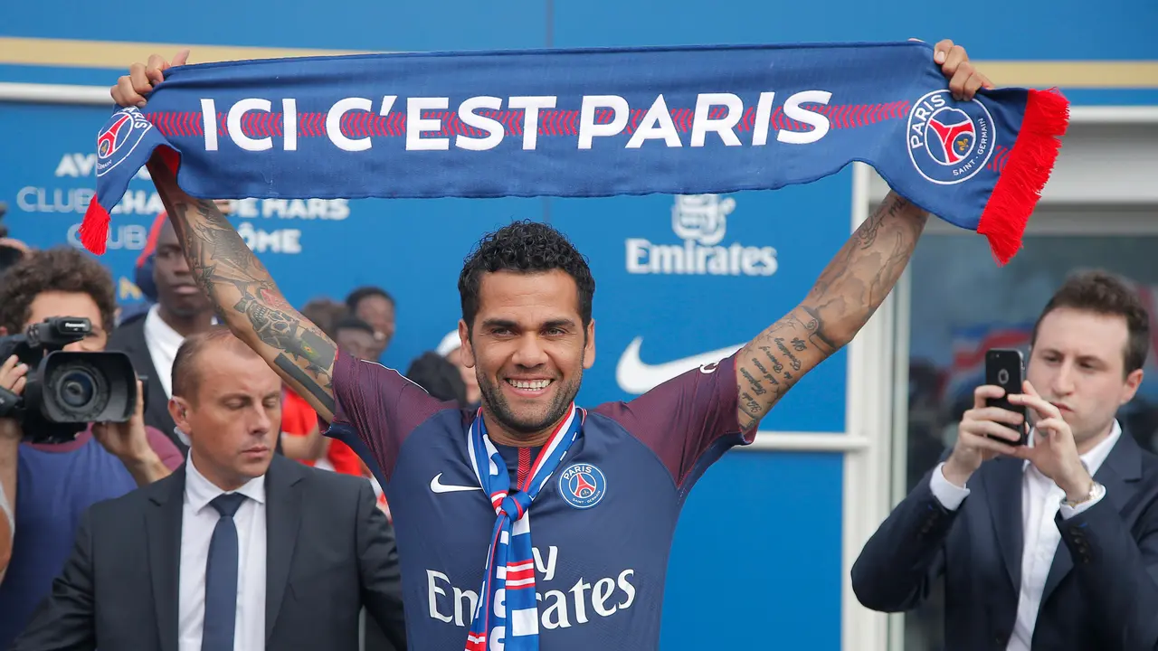 Dani Alves Berlabuh ke PSG