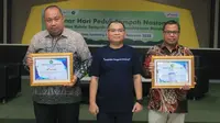 Rektor Unilak Riau Dr Junaidi memberikan penghargaan kepada perwakilan perusahaan dalam pengelolaan sampah. (Liputan6.com/M Syukur)
