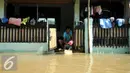 Seorang warga saat menguras air akibat banjir di komplek Polri jalan Pondok Karya, Mampang, Jakarta, Kamis (21/4). Banjir setinggi 120cm disebabkan meluapnya Kali Mampang. (Liputan6.com/Gempur M Surya)