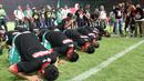 Pemain PSMS sujud syukur usai penobatan juara Piala Kemerdekaan di Stadion Gelora Bung Tomo Surabaya, Minggu (13/9/2015). (Bola.com/Robby Firly)