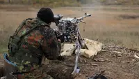 Seorang rekrutan menembakkan senapan mesin saat pelatihan militer di lapangan tembak di wilayah Krasnodar, Rusia, 21 Oktober 2022. Presiden Rusia Vladimir Putin beberapa waktu lalu mengumumkan mobilisasi militer parsial. Akan ada 300.000 tentara cadangan dikirim berperang ke Ukraina. (AP Photo)