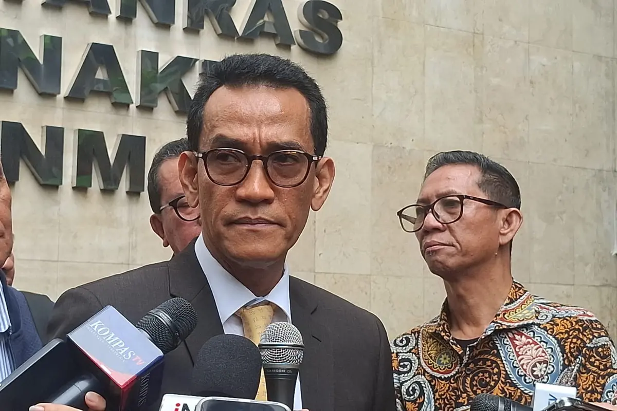 Tim kuasa hukum Roy Suryo Cs, Refly Harun.
