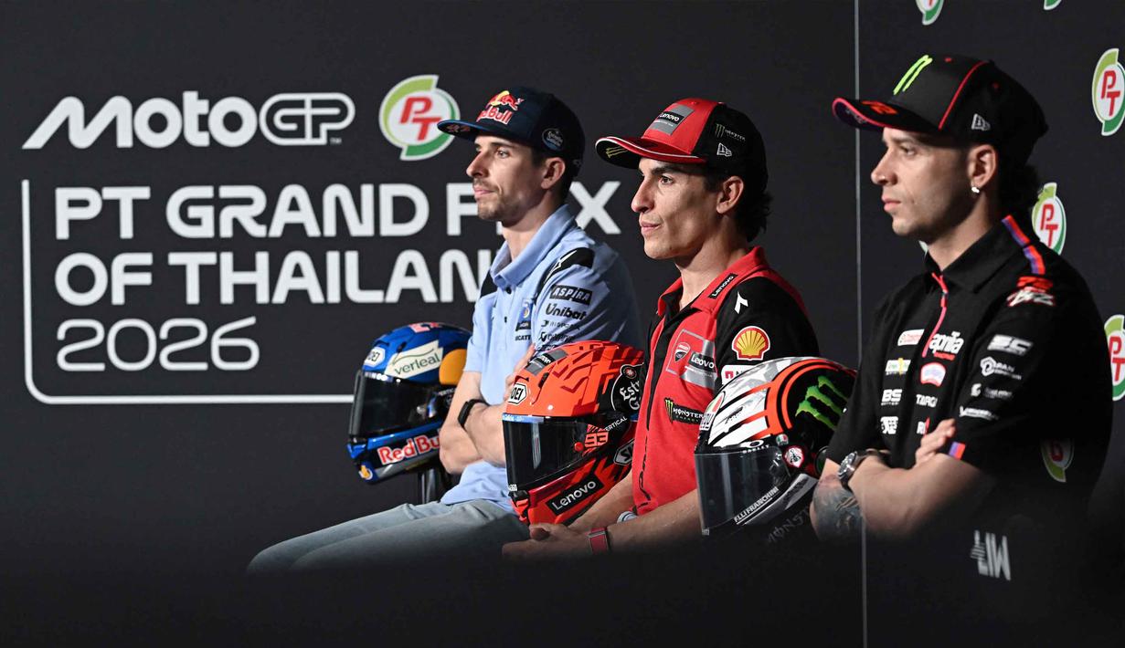 Ajang ini menjadi titik awal persaingan menuju gelar juara dunia musim 2026. Tampak dalam foto, (dari kiri ke kanan) Pembalap Spanyol dari tim BK8 Gresini Racing, Alex Marquez; pembalap Spanyol dari tim Ducati Lenovo Team, Marc Marquez; dan pembalap Italia dari tim Aprilia Racing, Marco Bezzecchi, menghadiri konferensi pers di Sirkuit Internasional Buriram, Thailand pada Kamis 26 Februari 2026. (Lillian SUWANRUMPHA/AFP)