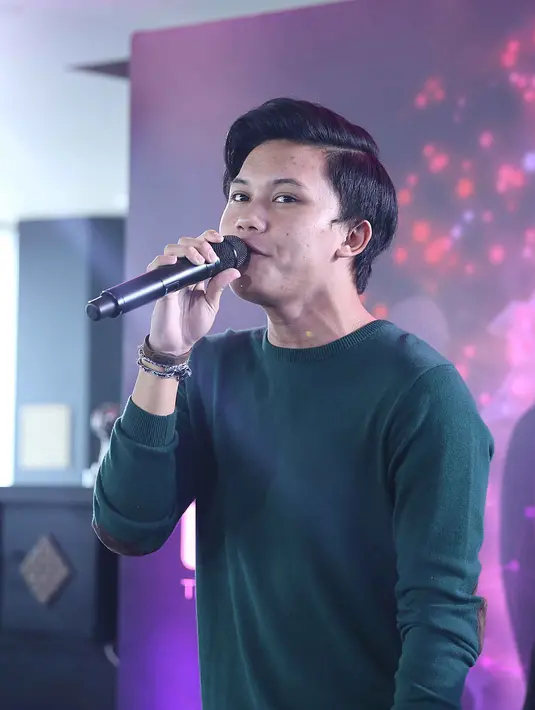 Lelaki yang biasa disapa Ikki itu bersaing bersama dengan penyanyi solo lainnya seperti, Kunto Aji, Tulus, Cakra Khan dan Isyana Sarasvati bersaing untuk dalam kategori Lagu Paling Populer. (Nurwahyunan/Bintang.com)