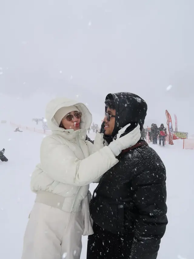 Rayakan Ulang Tahun Suami, Aaliyah Massaid Tampil Kasual Manis dengan Kaus Oblong Putih