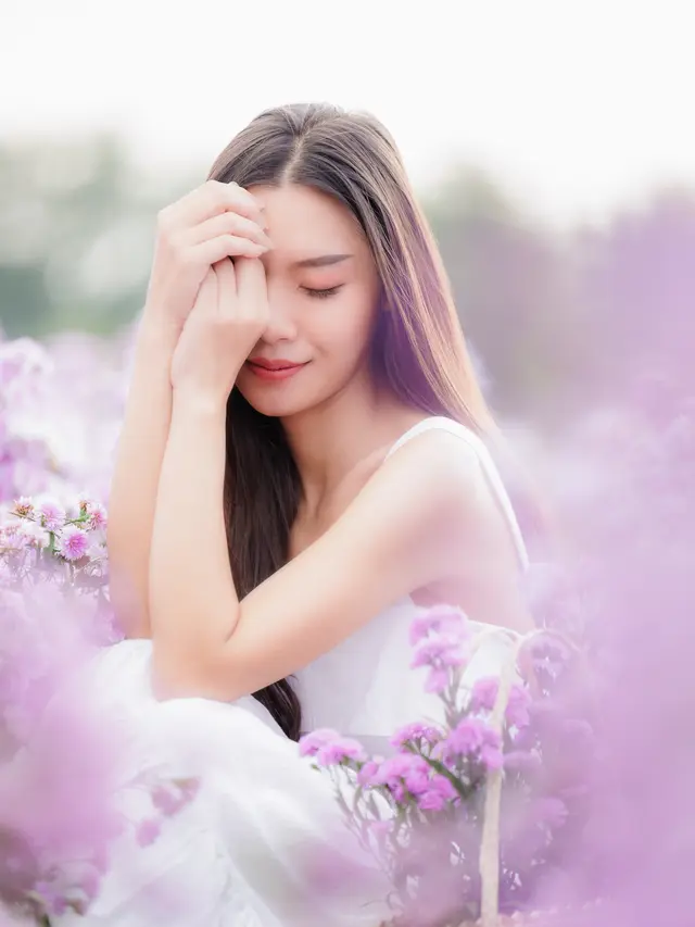 perempuan cantik pemalu