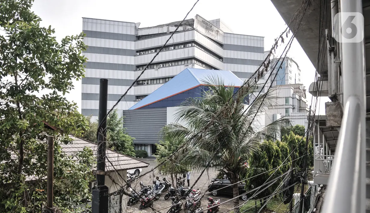 Kondisi atap Gedung Lembaga Sensor Film (LSF) yang ambruk di Jalan MT Haryono, Jakarta, Rabu (7/10/2020). Atap Gedung yang ditempati oleh tim Pesona Indonesia Kementerian Pariwisata tersebut ambruk pada pagi tadi. (merdeka.com/Iqbal S. Nugorho)